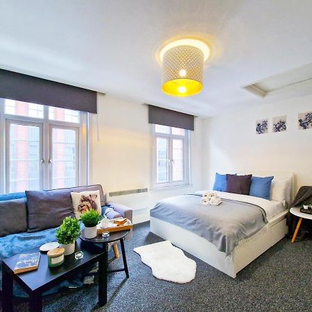 Spacious Room With Sofa London Exterior photo